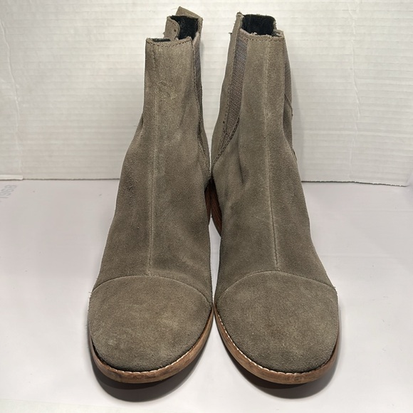 TOMS Women's Esme Desert Taupe Suede Chelsea Boot Size 8. 2.5” heel size - Picture 3 of 15